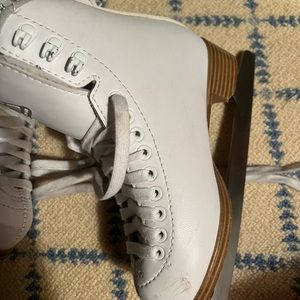 Kids’ ice skate, size 1, recently sharpened, great shape. Jackson.